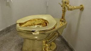 Золотой унитаз "Америка" выставили на торги за $10 млн