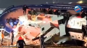 На Камчатке корабль с людьми завалился на бок при подъёме из воды