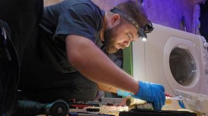 Ремонт стиральной машины Ariston. Не крутился двигатель. Замена силовой платы и сливного насоса.