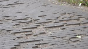Разбитый тротуар на улице Менделеева в Воскресенске ждёт ремонта уже год