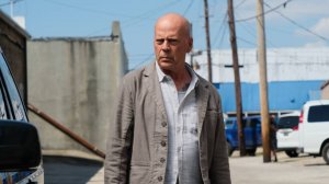 Брюса Уиллиса засняли гуляющим по пляжу в Калифорнии