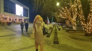 Взрослая женщина .Площадь мира.Концертный зал .Красноярск