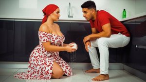 Жена осталась одна и позвала соседа помочь… но её пост