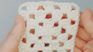 Простой вязаный квадрат крючком для пледа с простым узором. Вязание крючком