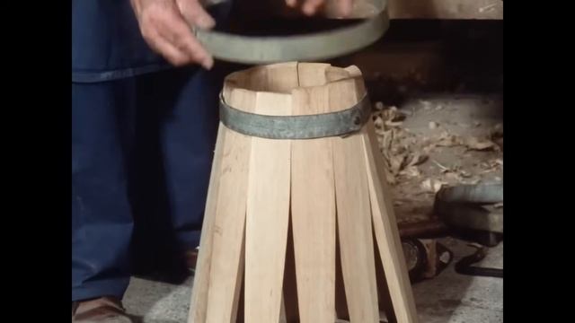 Искусный бондарь изготавливает кувшин для вина в 1982 году. Старая школа. смотреть онлайн