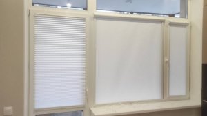 Рулонные шторы UNI 2 с пружиной на балконный блок со светоотражающей тканью для защиты от солнца.