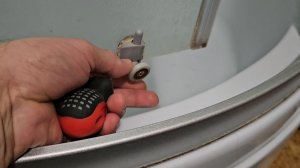 Если плохо работают дверцы душевой кабины