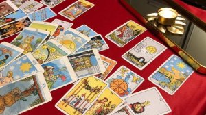 Есть у загаданного мужчины какое-то любовное общение? Гадание Таро
