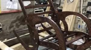 Крашу кресло качалку.