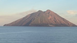 Извергающийся вулкан в Средиземном море.