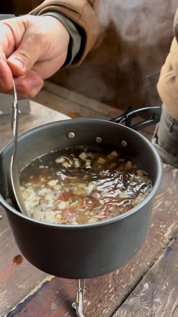 Готовим суп в горах с черемшой #сербия #горы #природа #дарыприроды смотреть онлайн