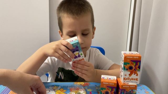 Распаковка коробочек Котенок и мармелад Фреш Тойз (Котята FreshToys) смотреть онлайн