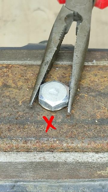 Обязательно запомни эту хитрость! Как открутить болт, если нет ключа? #shorts смотреть онлайн