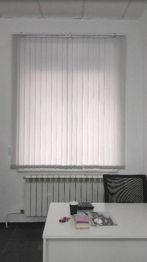 Вертикальные жалюзи для деловой атмосферы офиса и создания благоприятного рабочего настроения.