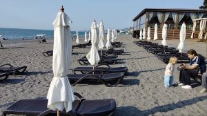 пляж Лазурь пока работает