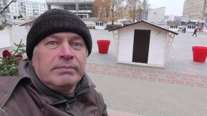 Осень, ноябрь 2025 год. Геннадий Горин на площади. Зачем нужны большие красные горшки?