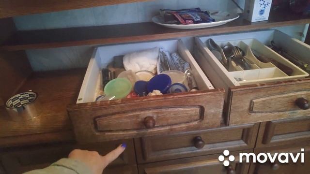 С праздника в грядки))  В дачном домике стелим линолеум.