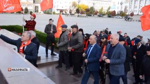 В Махачкале возложили цветы к памятникам Владимиру Ленину и Борцам за Советскую власть