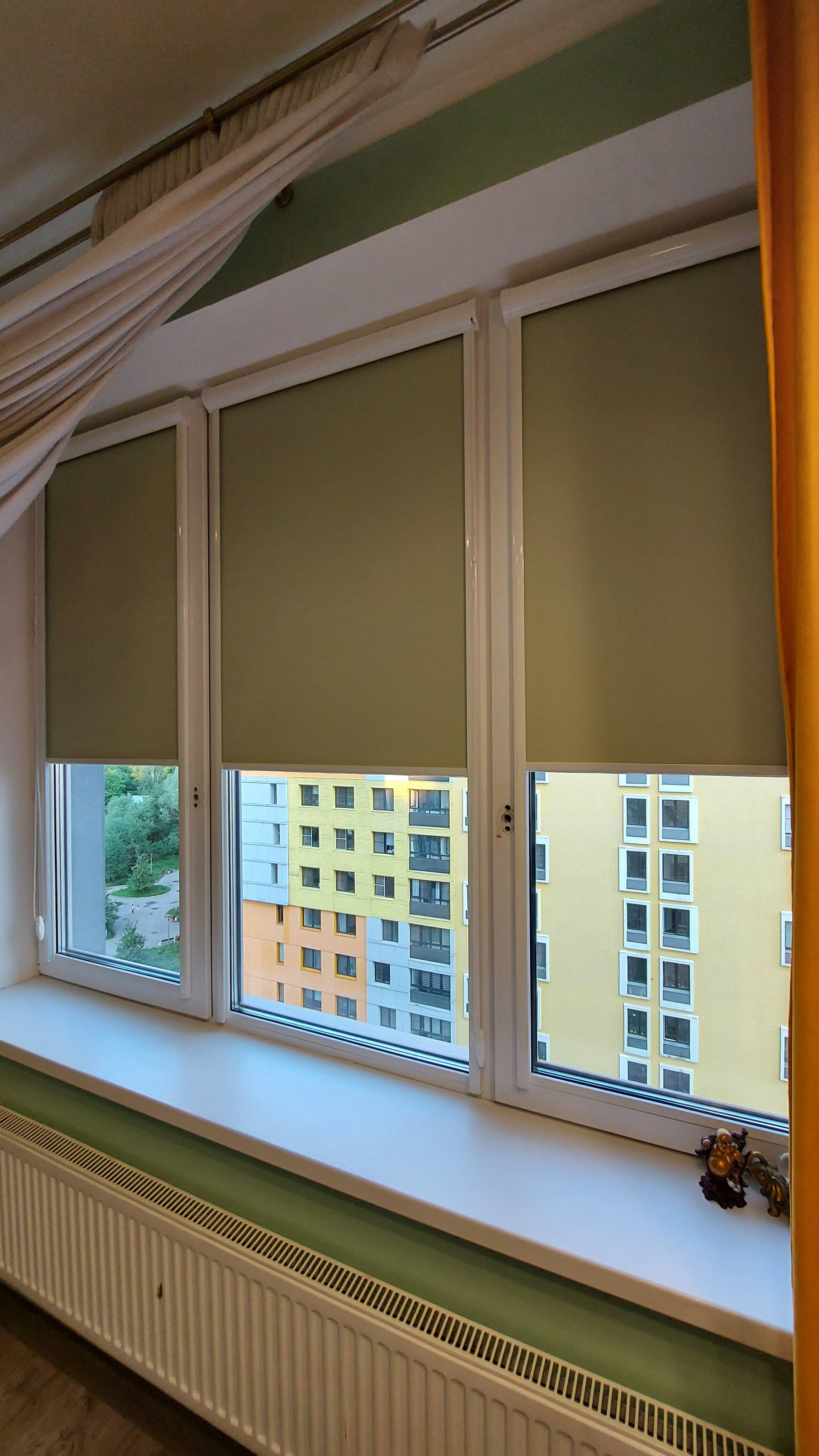 Кассетные рулонные шторы УНИ2. Ткань Респект блэкаут зеленый.