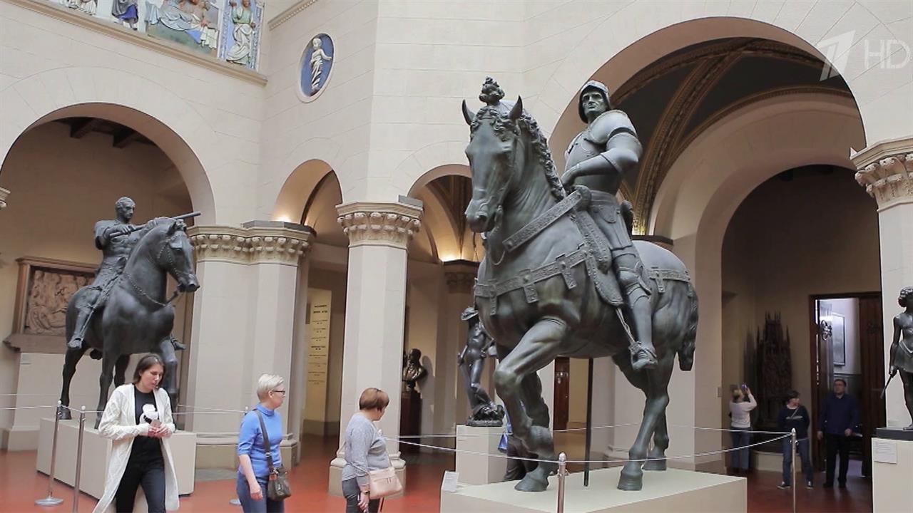 Владельцам "Пушкинской карты" необходимо ее переоформить до 28 декабря