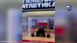 Воронежский священник удивил всех, подняв 200-килограммовую штангу одной рукой