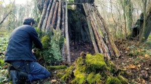 Строительство уютного шалаша в лесу с каменной печью. Бушкрафт