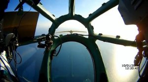 Полет над морем вид из штурманской кабины.