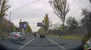 Чуть не сбили бабушку в Донецке 🤬