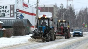 Советский расчищают после первых сильных снегопадов
