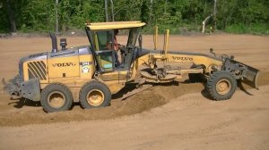 Грейдер Volvo G946 разравнивает песок часть 2