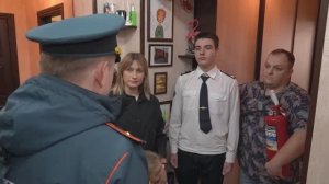 Липецкие сотрудники Госпожнадзора дарят многодетным семьям огнетушители и пожарные извещатели