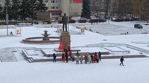 Немногочисленные назаровские коммунисты возложили цветы к памятнику В.И.Ленина