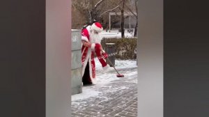 ❗🎅 «Работа для деда»: Дед Мороз подрабатывает дворником в Красноярске