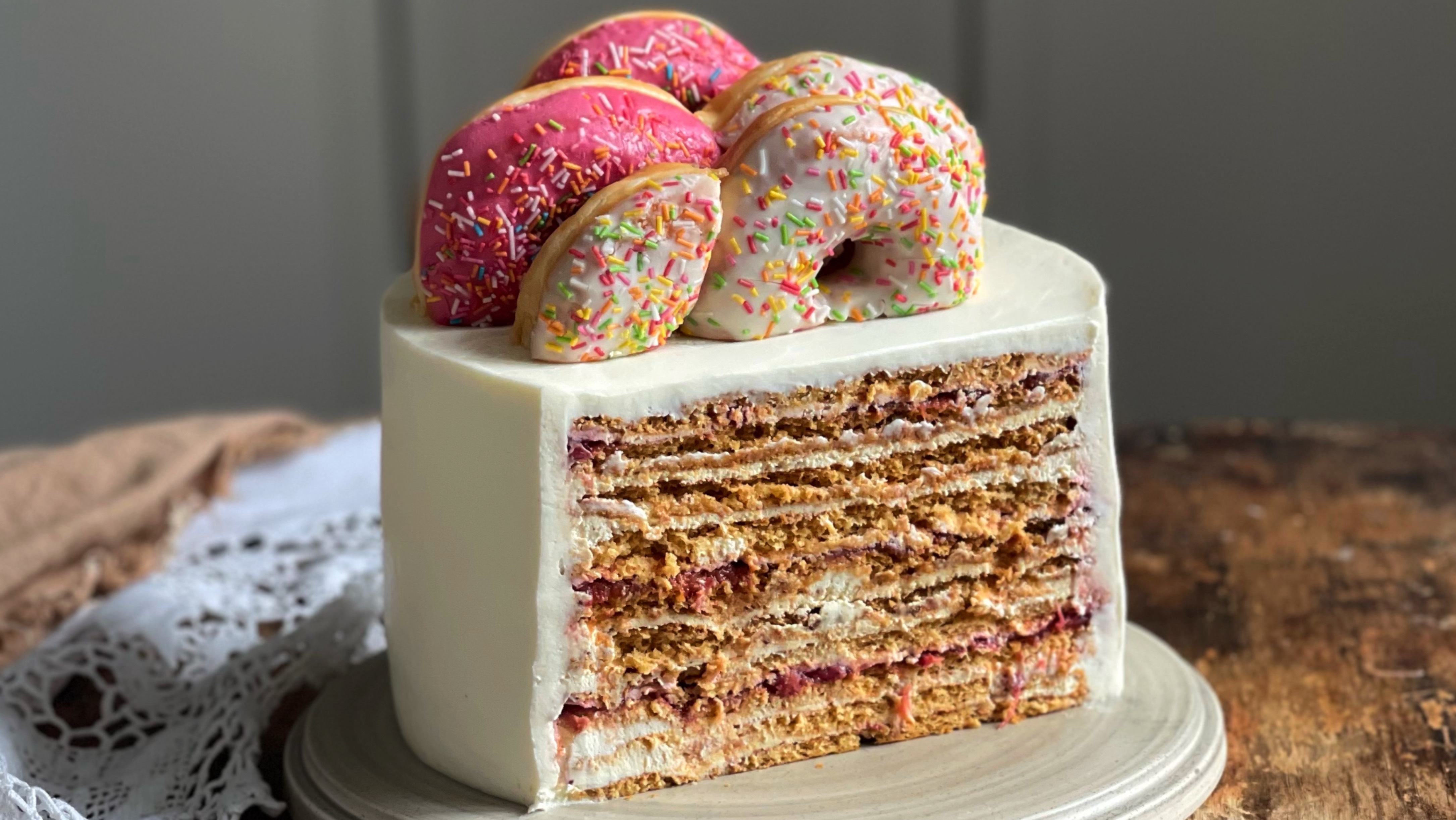 Новый медовик 2025 с клубникой смотреть онлайн