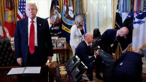 Сногсшибательный Трамп: мужчина упал в обморок в Белом доме на глазах у президента США