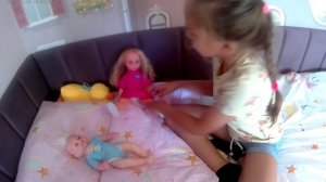 Настя и птичка - Настя играет в куклы