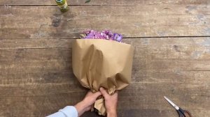 БЫСТРАЯ КРУГЛАЯ УПАКОВКА | Как упаковать круглый букет в крафт бумагу быстро, просто и красиво!