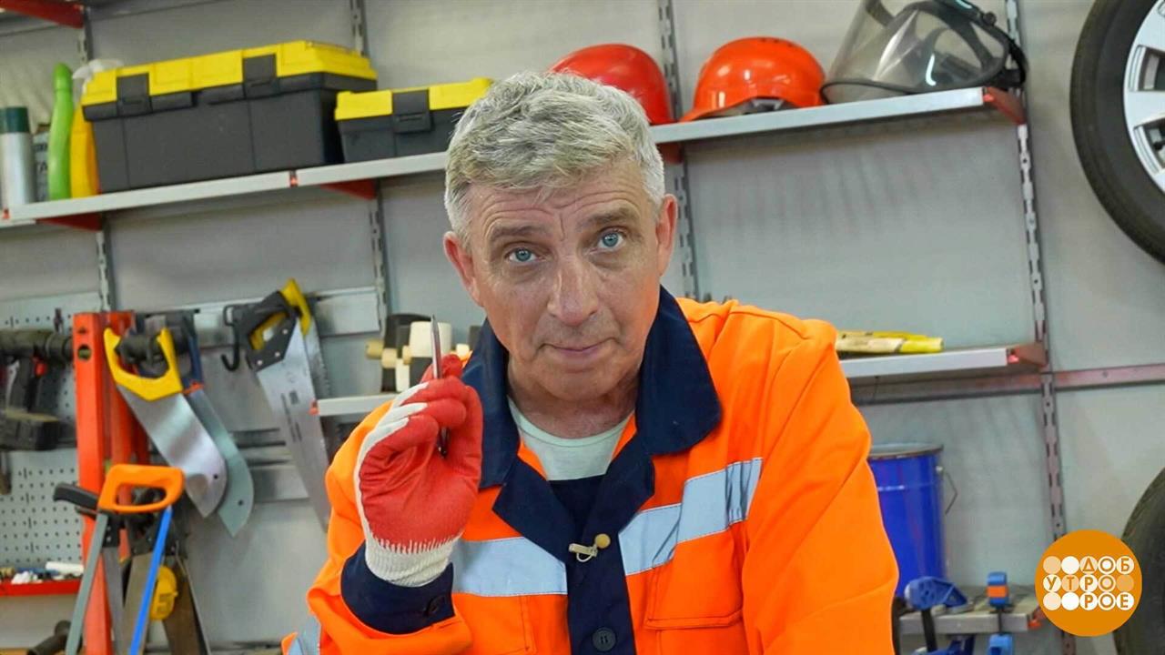 Алексей Бояджи мастерит пилку для электролобзика. Доброе утро. Фрагмент выпуска от 07.11.2025