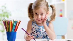 Девочка рисует Дом