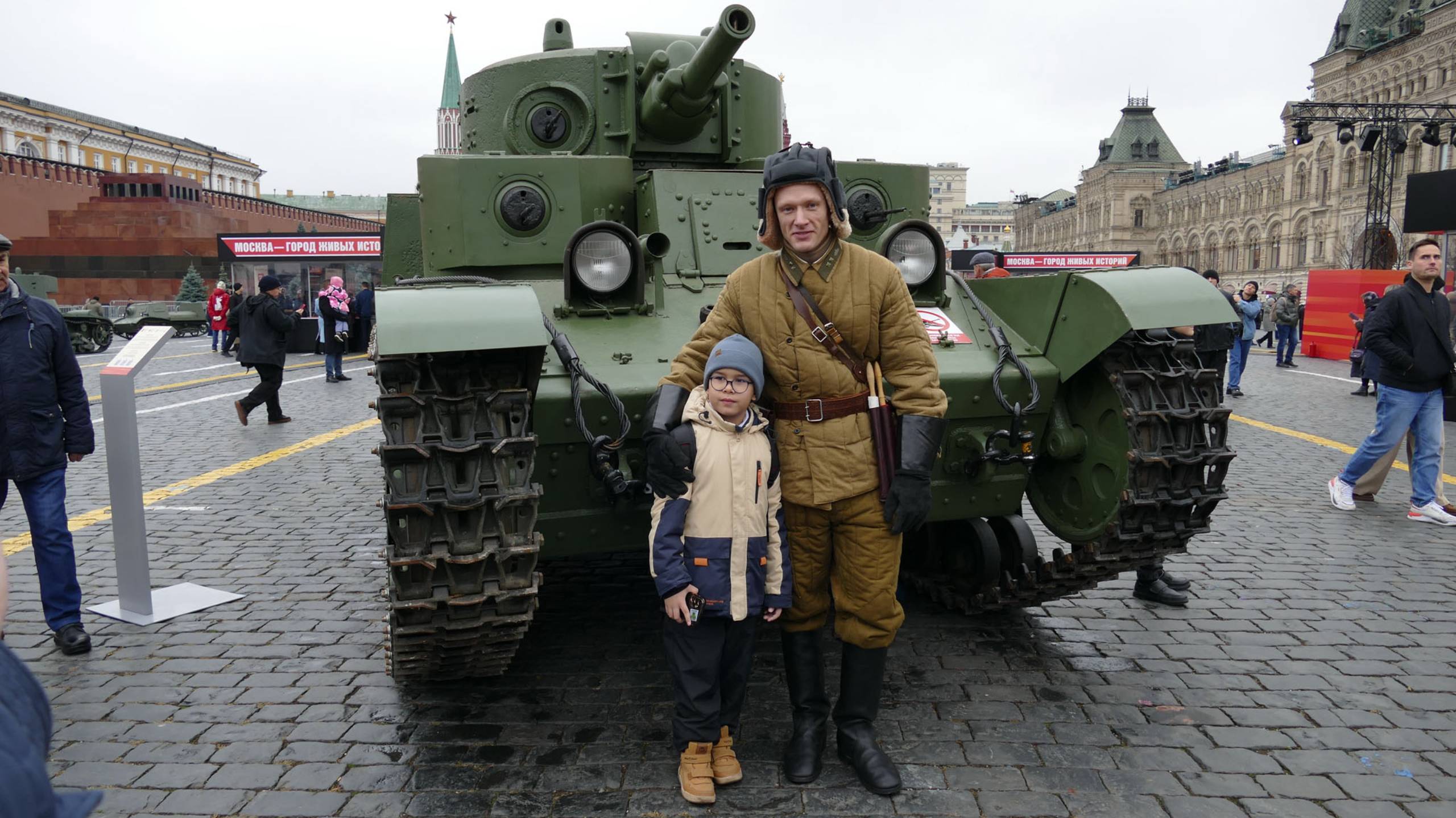 Праздничная экспозиция на Красной площади, 7-9 ноября 2025 смотреть онлайн