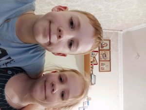 общаюсь со зрителями вместе с сестрой