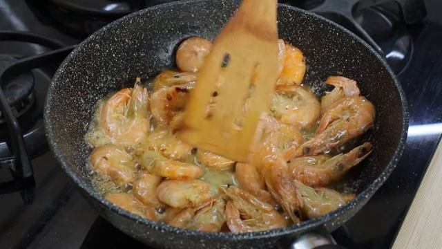 Пикантные жареные креветки с чесноком (на сливочном масле) смотреть онлайн