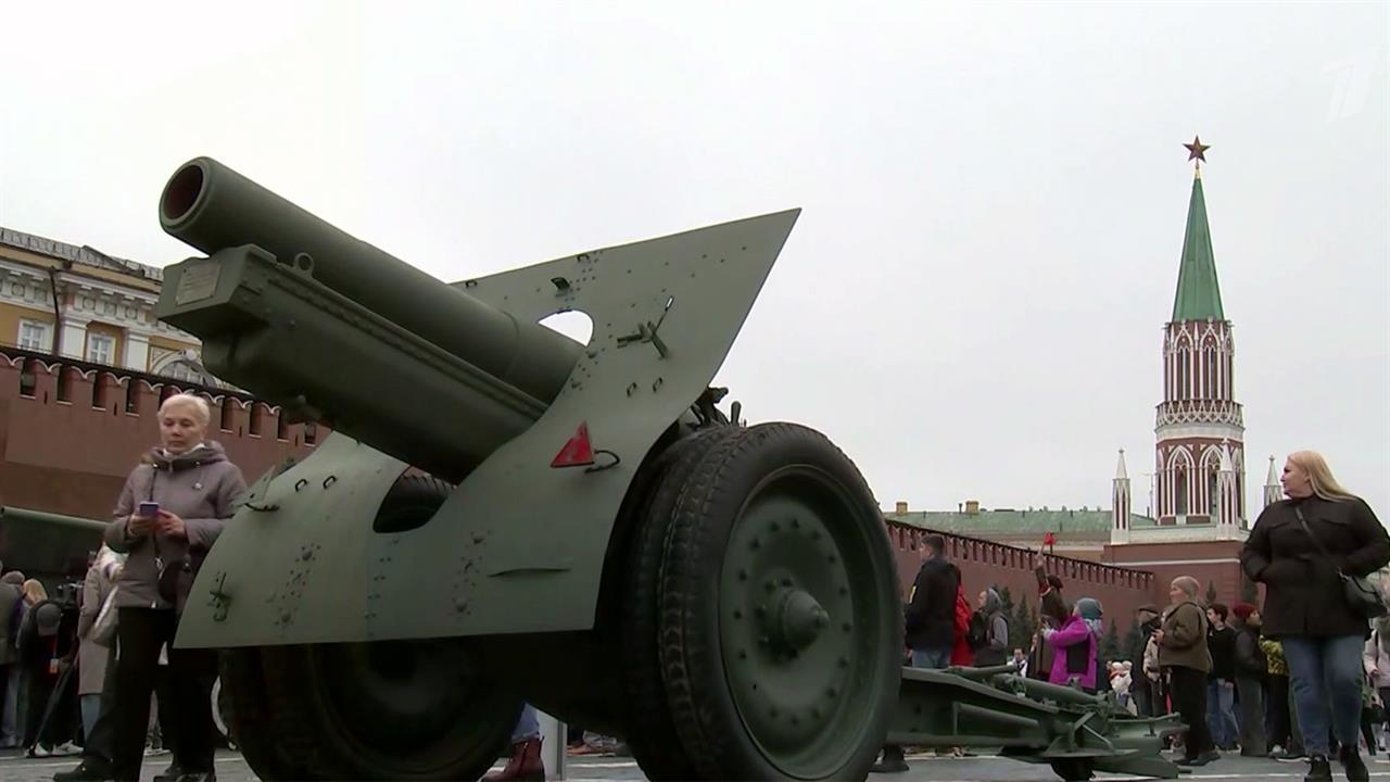 На Красной площади в честь 84-й годовщины военного парада заработал музей под открытым небом.