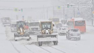 Дороги завалены снегом, десятки единиц техники задействованы в уборке улиц Хабаровска