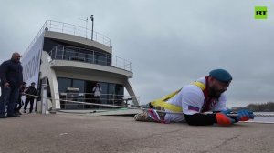 Отбуксировал многотонную яхту: потерявший ноги ветеран СВО установил мировой рекорд