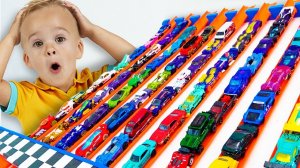 Крис играет с машинками Hot Wheels и строит город Hot Wheels!