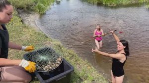 Красавицы ловят раков!!!