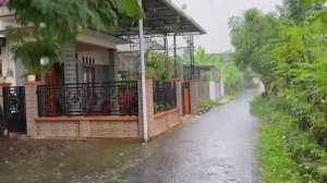 Сильный дождь в зеленой сельской местности Индонезии ||Дети, играющие под дождем