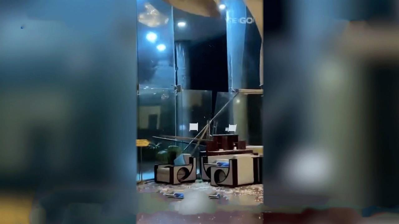 Сорваны крыши, повалены деревья: появились кадры добравшегося до Вьетнама тайфуна