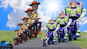 Большая и маленькая история игрушек: Вуди на мотоцикле против Базза на мотоцикле против поездов |